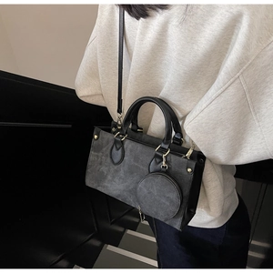 Détail du sac cabas gris foncé en daim avec petit porte-monnaie et rivets dorés