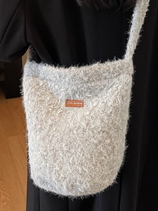 Retro grijze pluche emmertas met leren label en comfortabele schouderriem voor dames