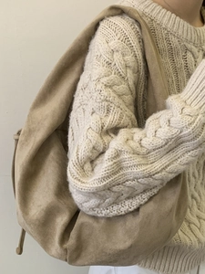 Grand sac cabas en daim beige de forme demi-lune pour un style décontracté d'automne