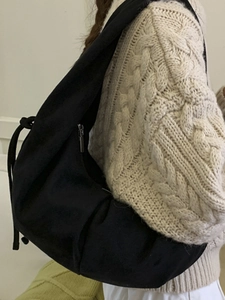 Grand sac cabas en toile à motif léopard noir, porté en bandoulière pour un style décontracté
