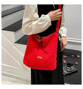 Detalle del bolso tote de peluche rojo con cordón y forro de cuadros para el estilo otoñal