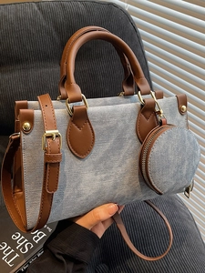 Sac cabas vintage en denim bleu avec garniture en cuir marron et petit porte-monnaie