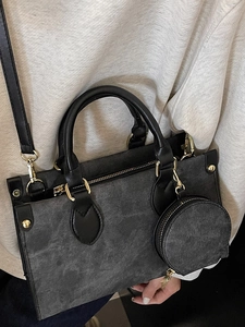 Sac à main noir contrasté chic avec mini pochette et garnitures dorées pour femmes