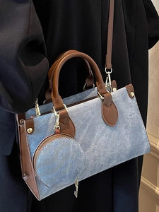 Sac fourre-tout en denim bleu clair avec garniture en cuir marron et mini porte-monnaie