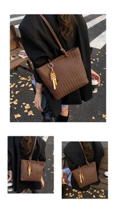 Détail du sac cabas marron tissé à chevrons avec des pompons de perles colorées