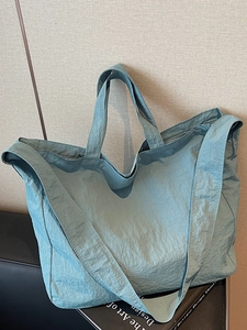 Minimalist light blue large capacity tote bag with texture and dual handles for commuting