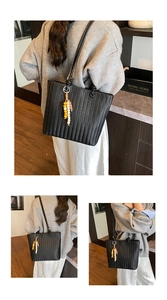 Détail du grand sac cabas noir tressé avec un pendentif à pompon en perles coloré