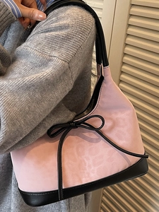 Elegante borsa a secchiello in camoscio rosa con fiocco nero e tracolla donna