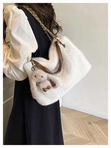 Sac fourre-tout en fausse fourrure blanche avec poignées en cuir et charm lapin mignon