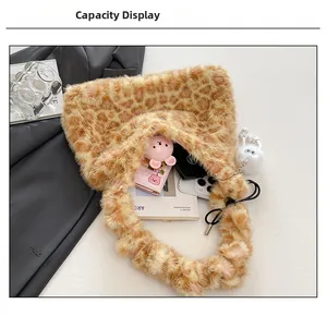 Detailansicht der Kapazität der Plüsch-Tragetasche mit Leopardenmuster und Essentials