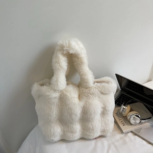 Gros plan sur un sac cabas en peluche blanche avec texture en fausse fourrure