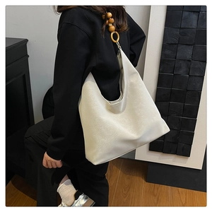 Détail du sac hobo en cuir PU blanc avec bandoulière en perles de bois rétro et anneau