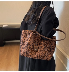 Vue détaillée du grand sac cabas en daim imprimé léopard avec bretelles marron chic