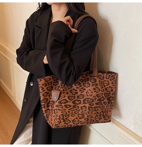Vue détaillée du grand sac cabas à motif léopard avec bandoulières en cuir marron