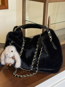 Sac fourre-tout chic en peluche noire avec poignées en cuir et breloque lapin