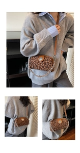 Détail du sac à main léopard avec finition texturée et boucle circulaire en argent