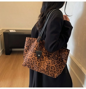 Détail d'un grand sac cabas à motif léopard avec des anses noires dans un cadre stylé