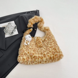 Detaillierte Textur der Leoparden-Plüschtasche mit süßem weißem Monster-Plüsch-Anhänger