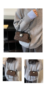 Détail du sac bandoulière léopard avec chaîne métallique et boucle sculptée élégante