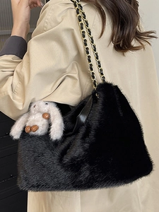 Mini sac cabas chic en fausse fourrure noire avec chaîne et breloque lapin blanc