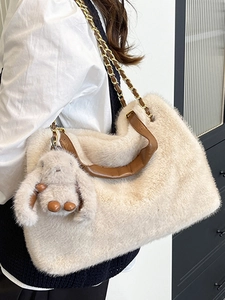 Sac à main chic en peluche blanc crème avec anses en cuir et breloque lapin mignon