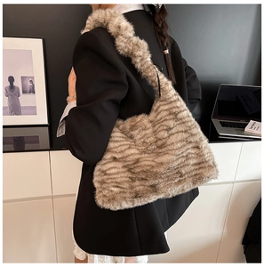 Detailansicht der flauschigen Hobo-Tasche mit Tiger-Muster aus weichem Kunstpelz-Material