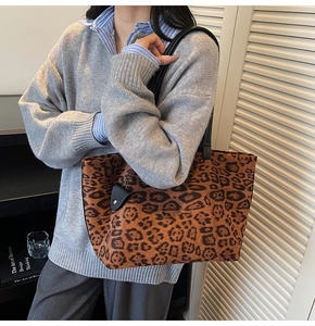 Grand sac cabas chic à imprimé léopard en faux daim porté à l'épaule pour femme