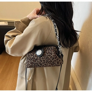 Détail du sac à main léopard avec fermoir métallique vintage et bandoulière chaîne