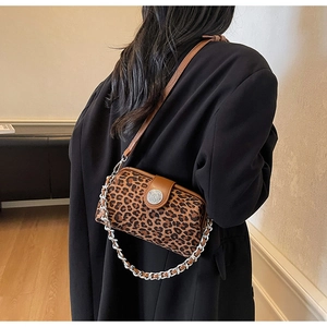 Détail du sac à main léopard avec chaîne argentée et fermeture à boucle en cuir
