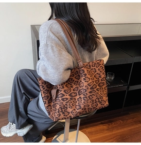 Détails du sac cabas à imprimé léopard avec bandoulière en cuir marron et texture suédée