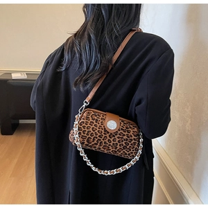 Détail du sac bandoulière léopard avec chaîne argentée et bandoulière en cuir