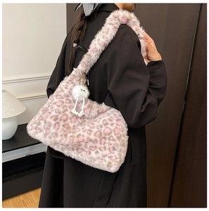 Detailansicht der pinken Leoparden-Plüschtasche mit süßem Anhänger auf einem Modell