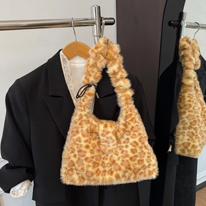 Detailansicht der Leoparden-Kunstfelltasche mit weicher Plüschstruktur und Kordel-Detail