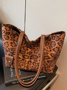 Sac fourre-tout tendance en daim imprimé léopard avec anses en cuir marron pour l'automne
