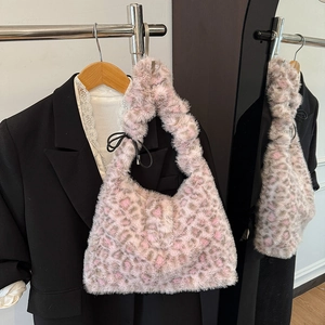 Detail der Leoparden-Plüschtasche mit einer dekorativen schwarzen Schleife als Akzent