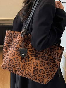 Grand sac cabas en suédine imprimé léopard avec bandoulières noires et style rétro