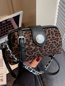 Sac à main chic à motif léopard avec garniture en cuir et boucle argentée en intérieur