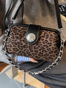 Sac à main chic à motif léopard avec rabat en cuir noir et détail de chaîne en métal