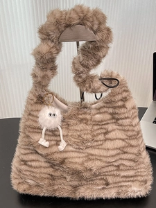 Shopper aus Kunstpelz mit Tigermuster und flauschigem Anhänger für Damen
