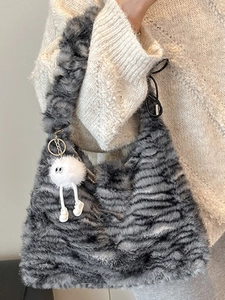 Zebra-Plüschtasche in Grau und Schwarz mit einem niedlichen Monster-Plüsch-Anhänger
