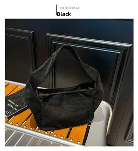 Vue détaillée du sac cabas en daim noir avec poignée nouée et fermeture éclair
