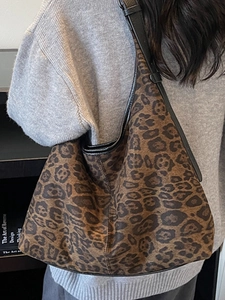 Retro leopard print tote bag for women featuring a large capacity shoulder strap design