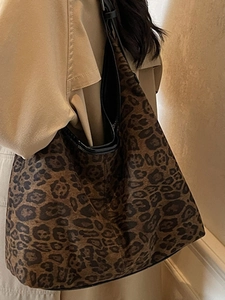 Fashionable leopard print tote bag with black leather strap for women commuting