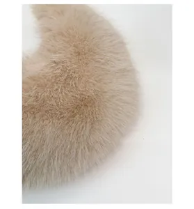 Dettaglio del morbido tessuto peluche beige con trama fine e soffice della borsa a spalla