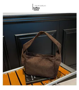 Détail macro d'un sac cabas en daim marron café sur un banc en bois au style vintage chaud