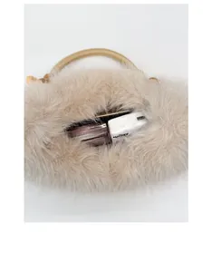 Capacità interna della borsa a spalla in peluche beige con spazio per i cosmetici