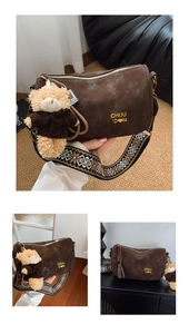 Borsa a tracolla in pelle scamosciata marrone con tracolla jacquard e orsetto