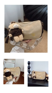 Dettaglio borsa a cuscino in camoscio beige con tracolla etnica e ciondolo a orso