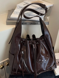 Vintage Large Capacity Bucket Bag For Women Retro Motorcyclist Style PU Leather Tote Shoulder Bag With Rivet Decoration