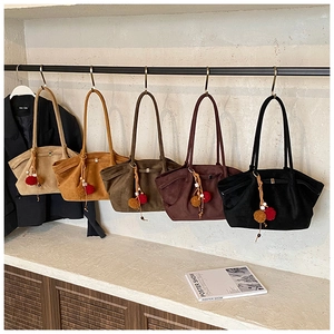 Vue détaillée de cinq grands sacs cabas en faux daim de différentes couleurs